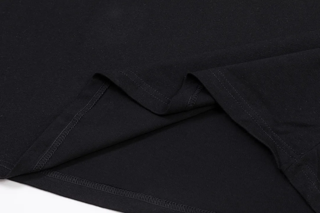 P200 CHROME HEARTS LoGo is fashionable and elegant, with a dropped shoulder style. The fabric is made of 26s double-yarn combed cotton compact spinning yarn with a weight of 280. It is matched with 1*1 Salona rib. The fabric is fermented and has a loose fit. Color: Black Size: S～XXL